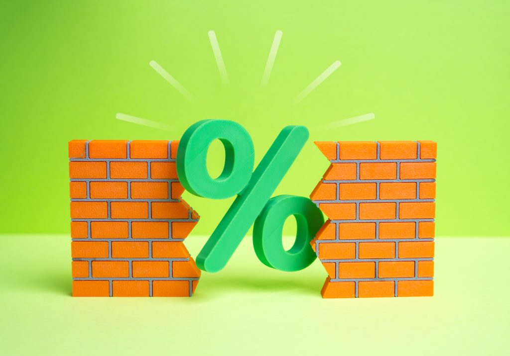 The green percentage breaks through the brick wall. A great offer, excellent interest rates on deposits and loans. Breaking barriers in finance, innovation in banking, successful marketing promotions